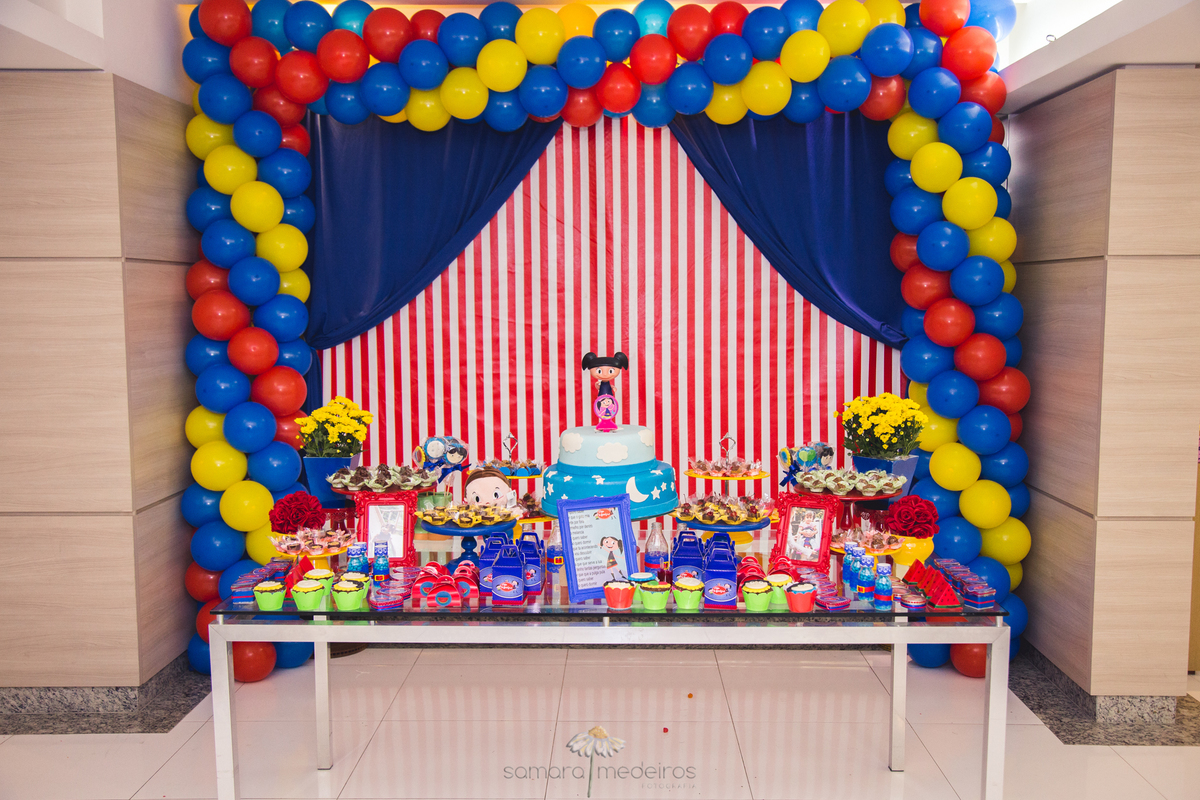 Mesa do bolo de aniversário infantil, com o tema Show da Luna.