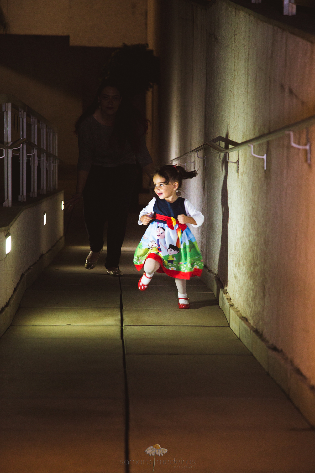 Criança correndo, brincando em festa de aniversário infantil em Belo Horizonte.