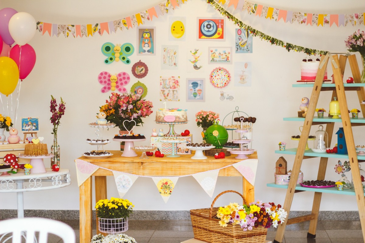Mesa do bolo e decoração de um aniversário de 1 ano em salão de festas do prédio, em Belo Horizonte.