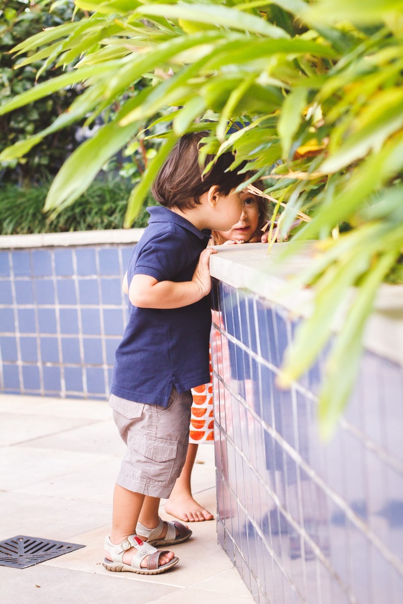 Duas crianças brincando durante aniversário infantil de 1 ano, em Belo Horizonte.
