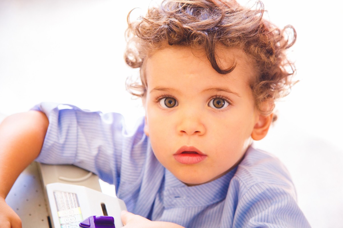 Close em uma criança, que olha para a câmera.