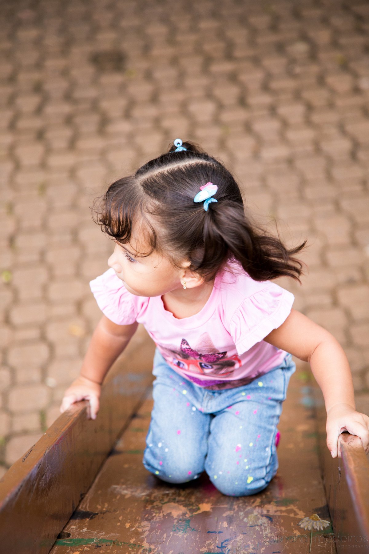 Criança brincando de subir em escorregador em um parquinho infantil na Praça do Papa em Belo Horizonte.