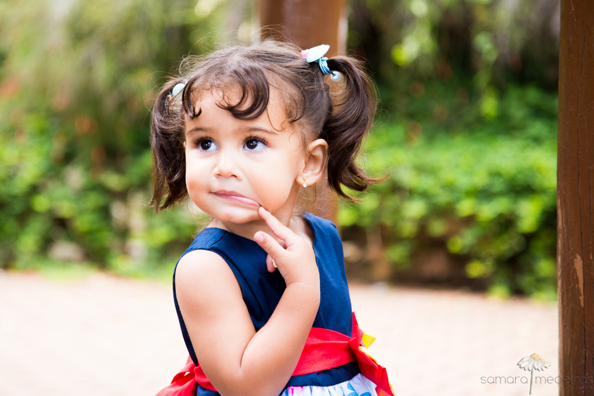 Criança fazendo careta durante uma sessão de fotos infantil em Belo Horizonte.