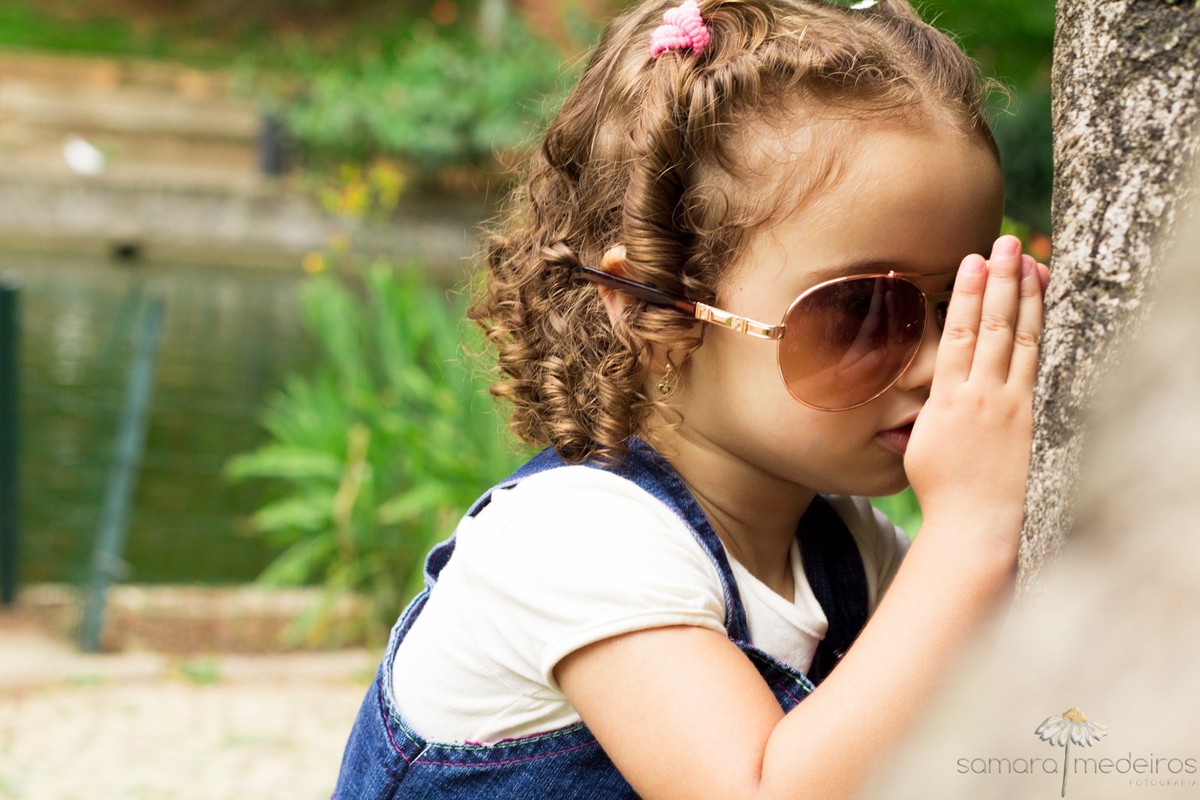 Criança brincando durante sessão fotógrafica em um parque de Belo Horizonte.