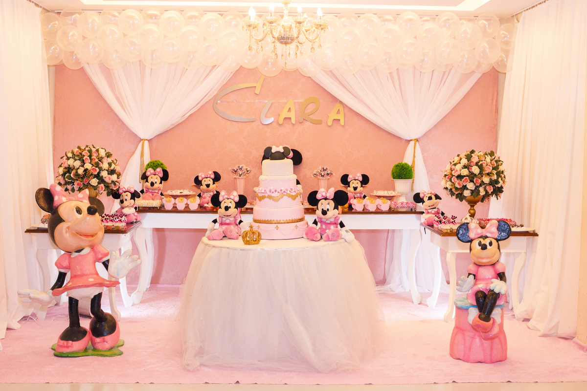 Visão geral da mesa do bolo e decoração de uma festa de aniversário infantil no tema Minnie, em Belo Horizonte.