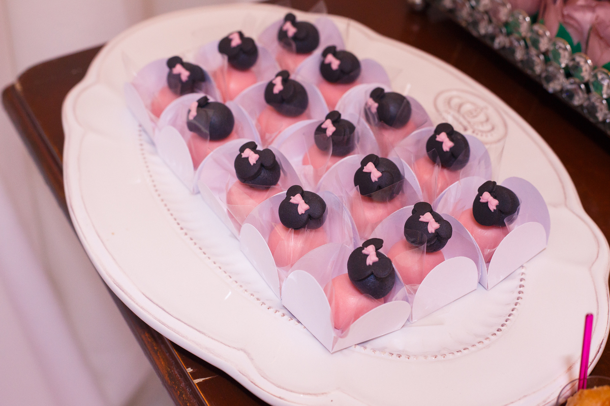 Detalhe dos docinhos personalizados de uma festa de aniversário infantil no tema Minnie, da Disney, em Belo Horizonte.