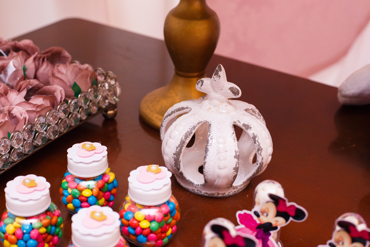 Detalhe dos docinhos e personalizados de uma festa de aniversário infantil no tema Minnie, em Belo Horizonte.