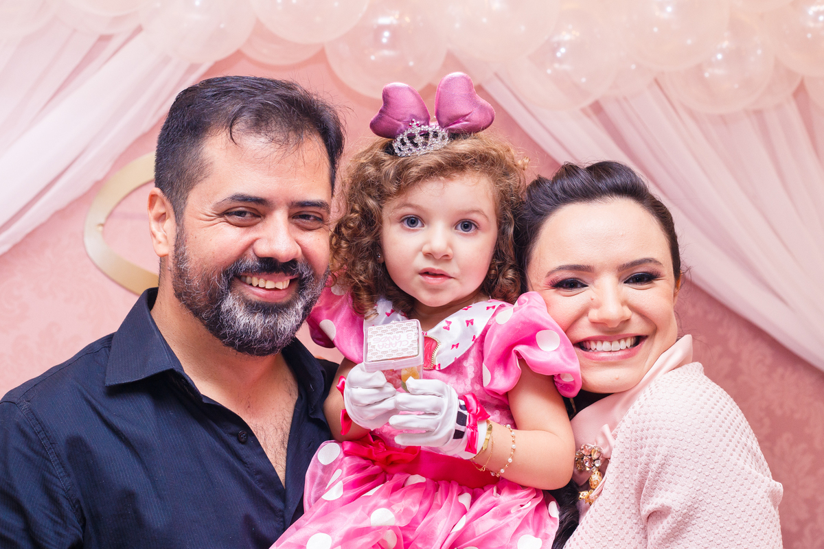 Família posando para foto no aniversário de 3 anos da criança.