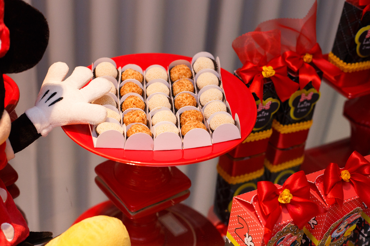 Decoração aniversário infantil mesa do bolo, Minnie vermelha, detalhes dos doces.