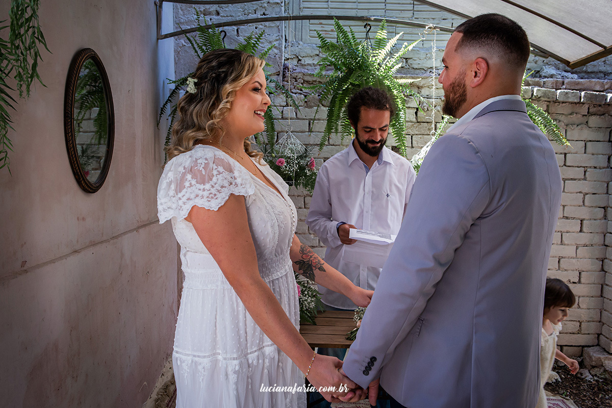 fotografia de casamento de dia no jardim secreto em poços de caldas com noiva maquiada com fran taraboli maquiadora especialista em noivas