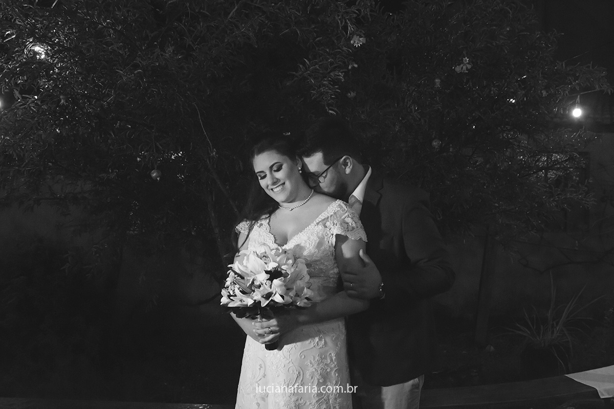 casal se beija no momento da foto de casamento luciana faria clicou o dia feliz do casal