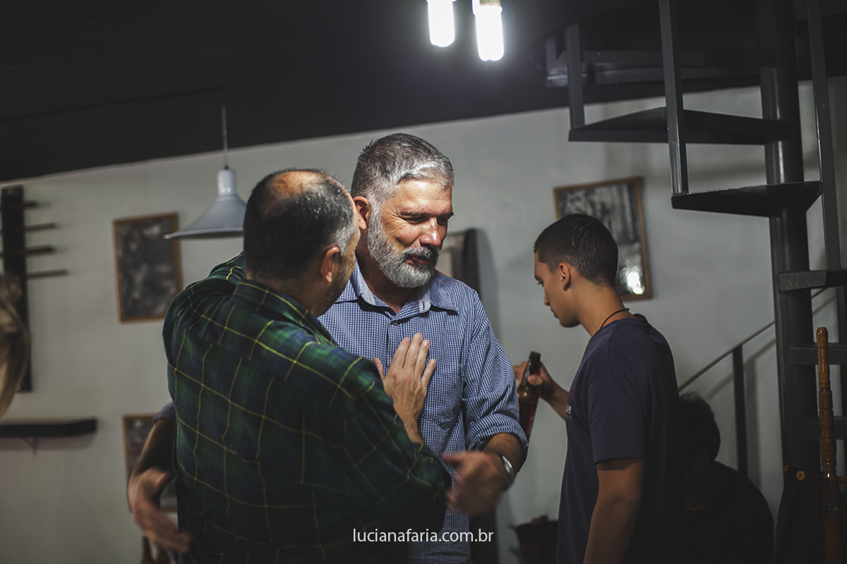 pais dos noivos no maiking of do noivo antes do casamento