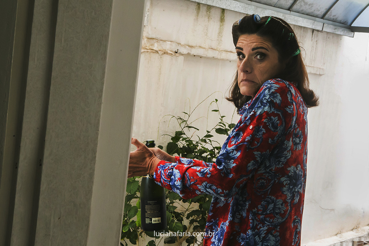 mãe da noiva abrindo o champanhe para o brinde no salão