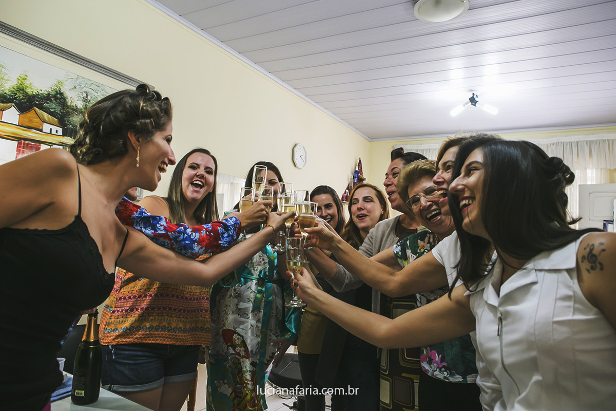 madrinhas da noiva brindam no salão com a noiva em lindo registro da fotografa de casamento luciana faria no dia da noiva