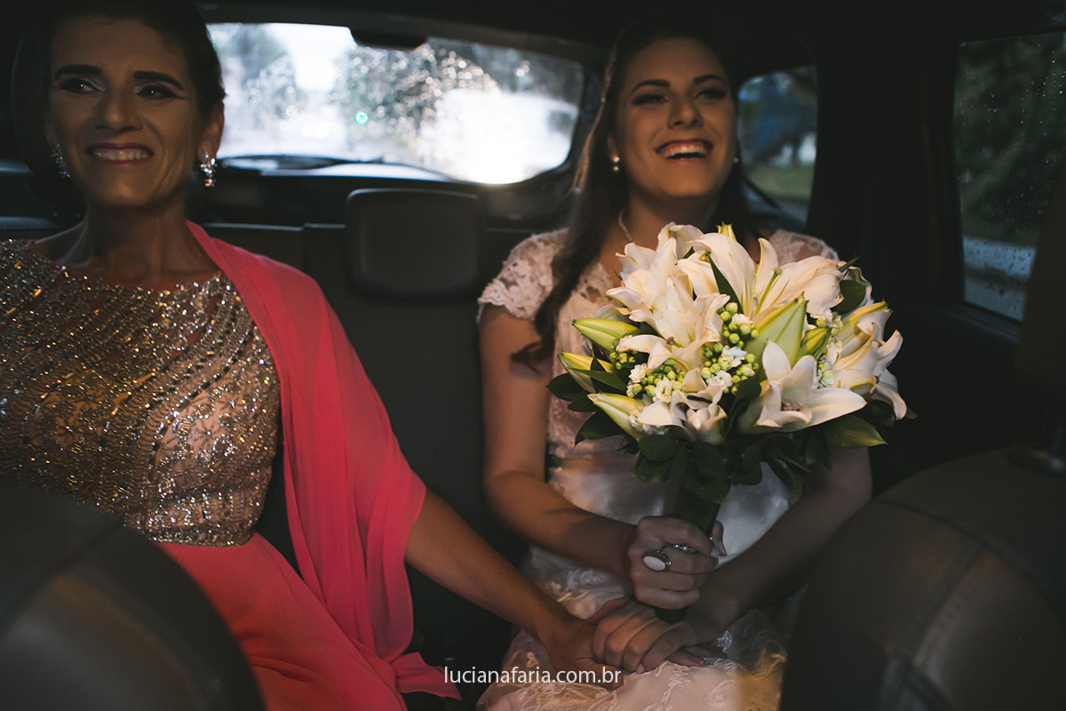 no carro noiva com a mãe são fotografadas em poços de caldas pela fotografa de casamento luciana faria