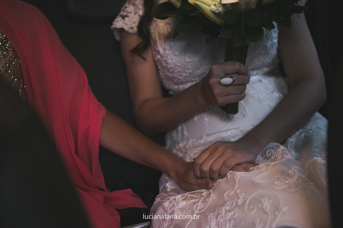 mãe segura a mão da filha antes do casamento em lindo momento registrado pela fotografa de casamento
