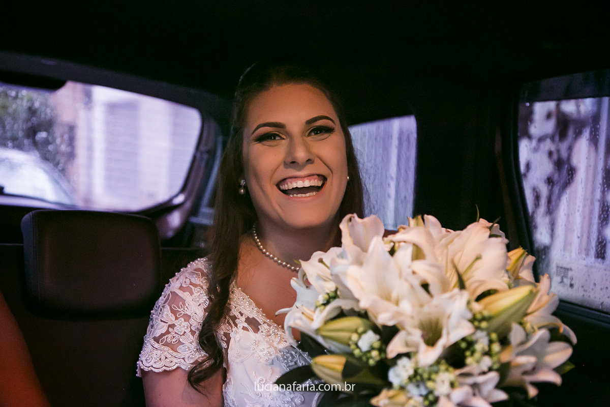 sorridente noiva chega ao altar registrada por luciana faria fotógrafa de casamento em minas gerais