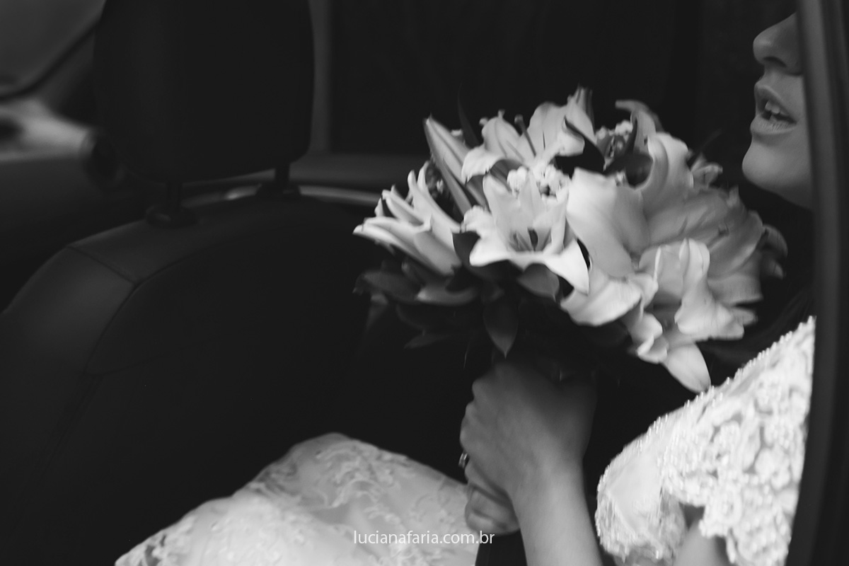 fotografia pb da noiva no carro