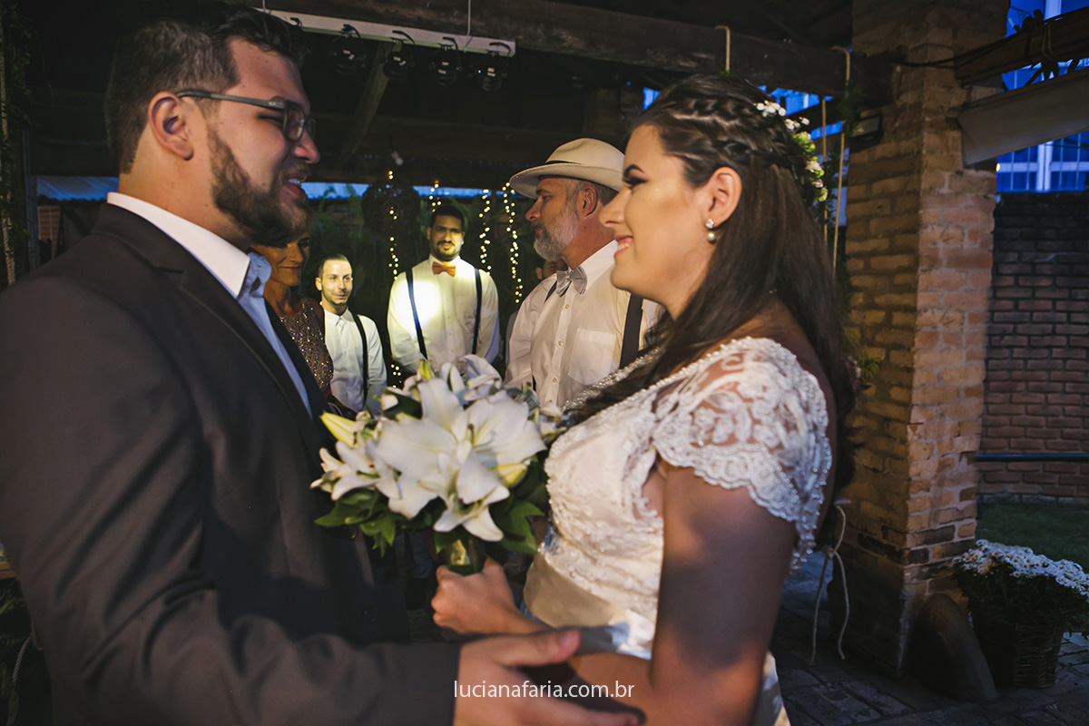 encontro dos noivos no altar foto emocionante do fotografo de casamento em minas gerais luciana faria