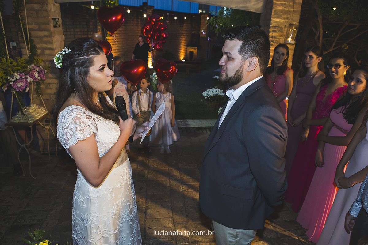 fotografa de casamento em poços de caldas registra momentos dos votos dos noivos em mini wedding no ollivia