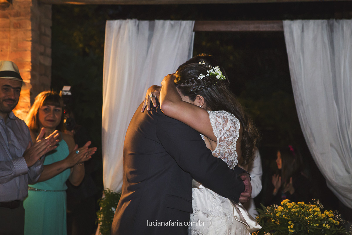 abraçados os noivos são aplaudidos no mini wedding fotografa luciana faria em poços de caldas mg