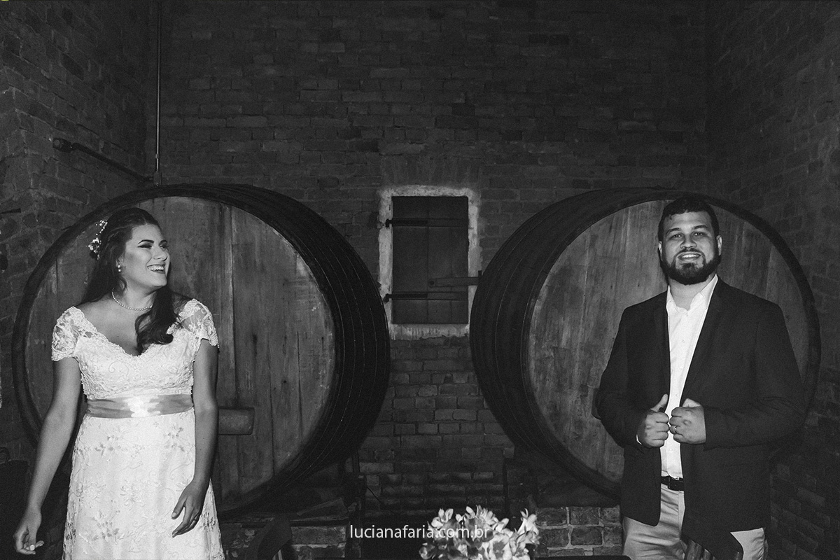 retratos dos noivos lindo registro da fotografa luciana faria casamento no ollivia gastronomia no toneis de vinho