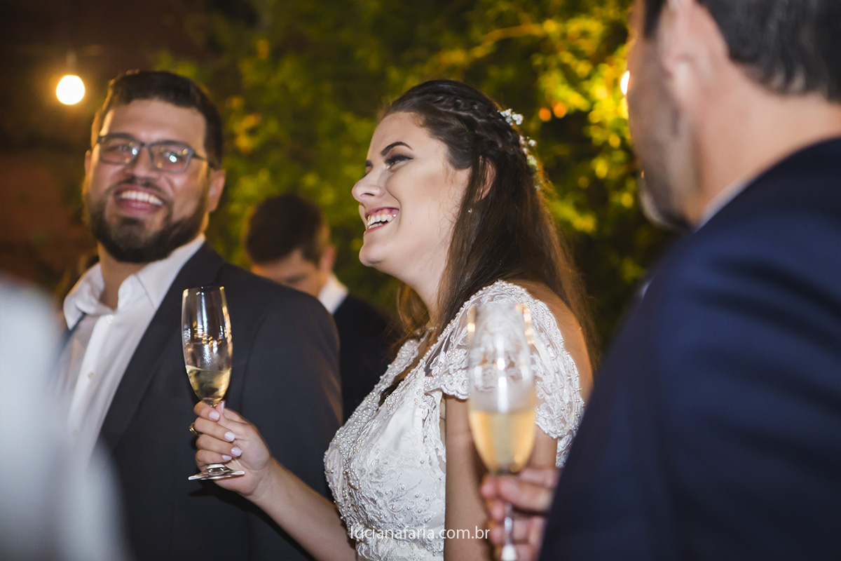 brindando os noivos felizes posam para fotos do album de casamento feito pela fotografa luciana faria com memorias do dia