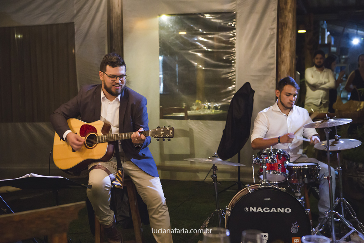 fotografa luciana faria registra casamento onde  noivo canta musica para sua noiva