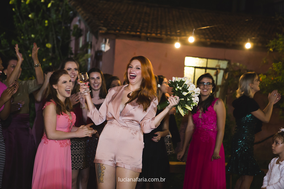 amiga pega o buque da noiva e não acredita que vai casar