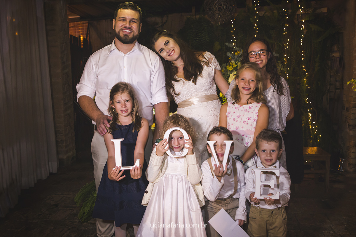 foto dos noivos com as crianças na festa do casamento