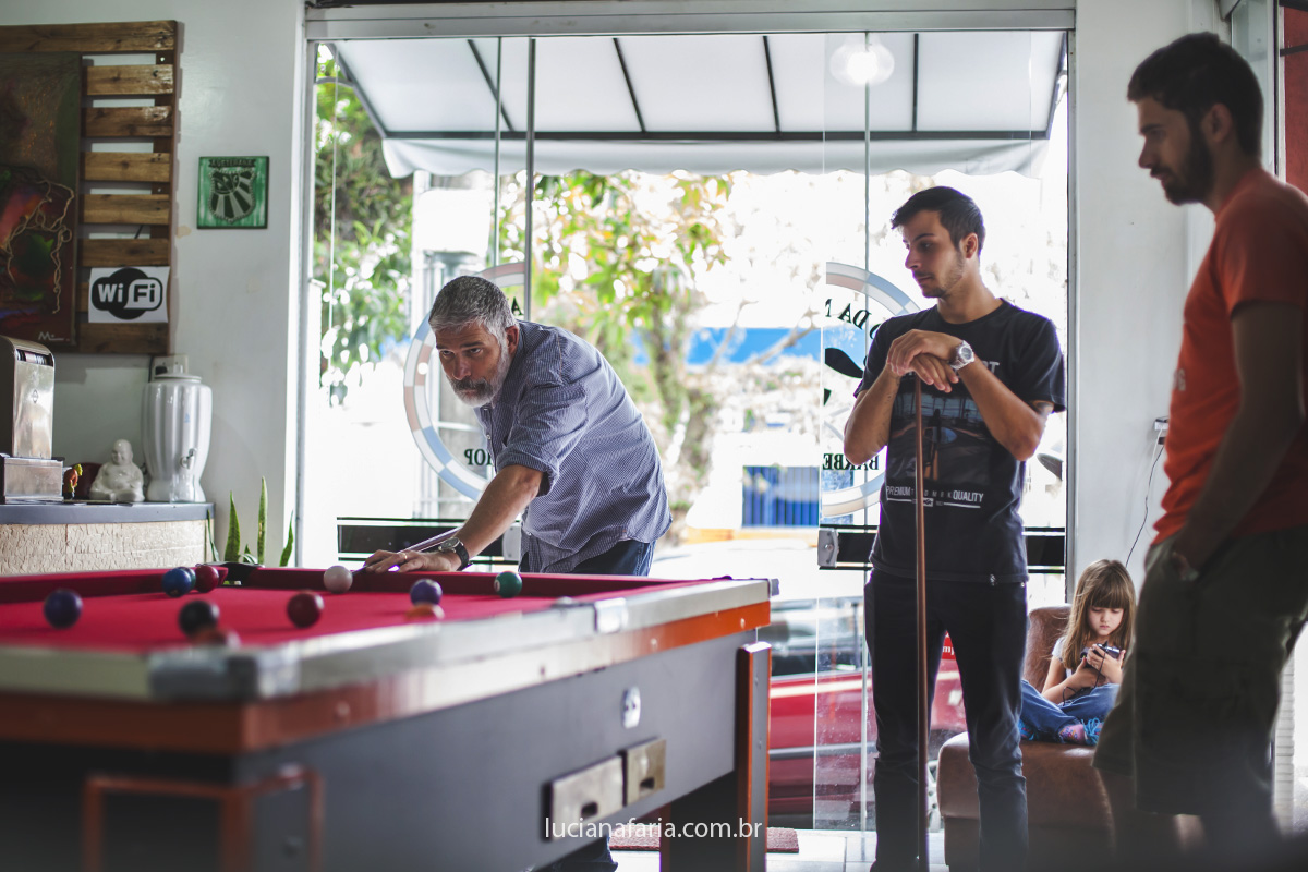pai da noiva com os irmãos jogando sinuca na barbearia dia do noivo
