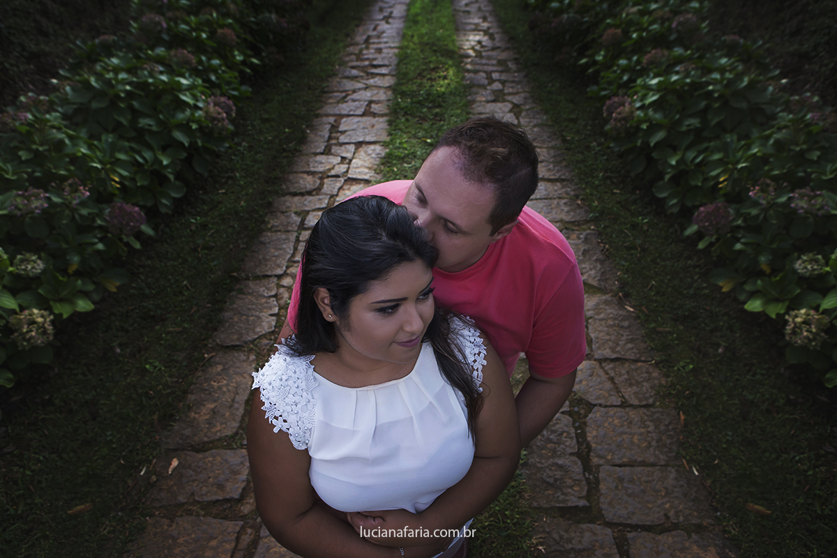 fotografados no corredor da entrada da fazendo em meio as hortênsias