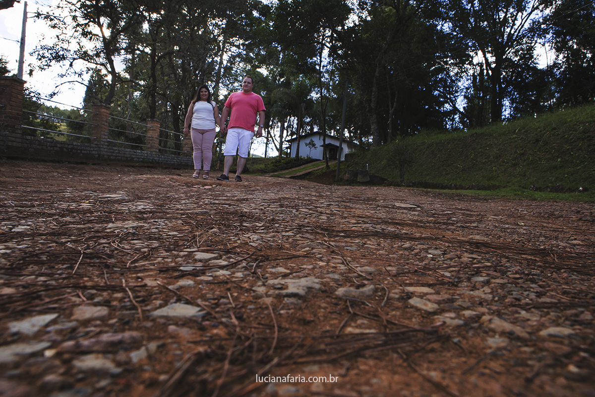 caminho de terra vermelha casal faz retratos do casamento
