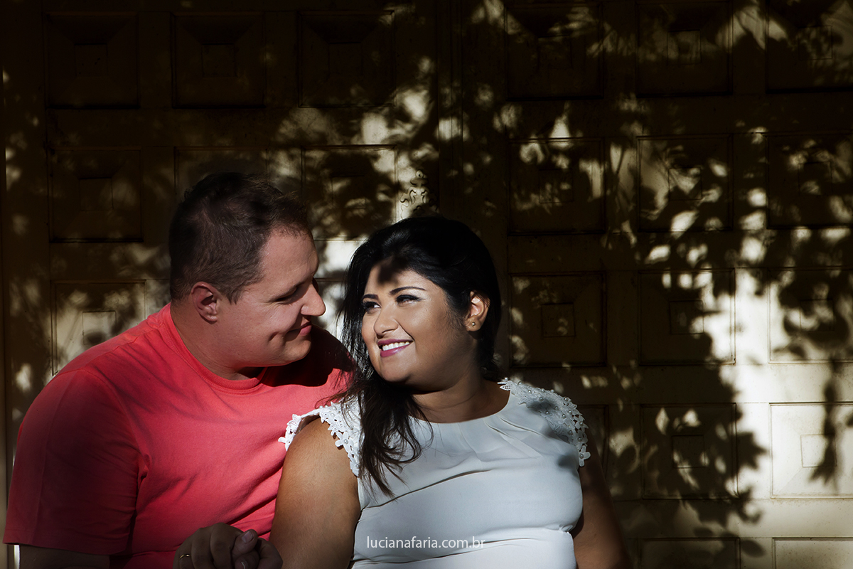 noivos em fotografia pré casamento feito pela fotografa de casamento luciana faria em pocinhos do rio verde