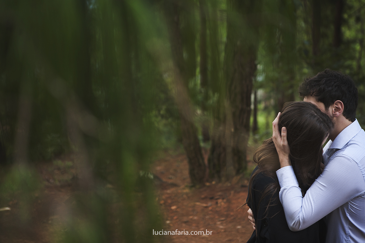 noiva abraça a noiva no momento dos votos no ensaio para o casamento com a fotografa luciana faria em são paulo