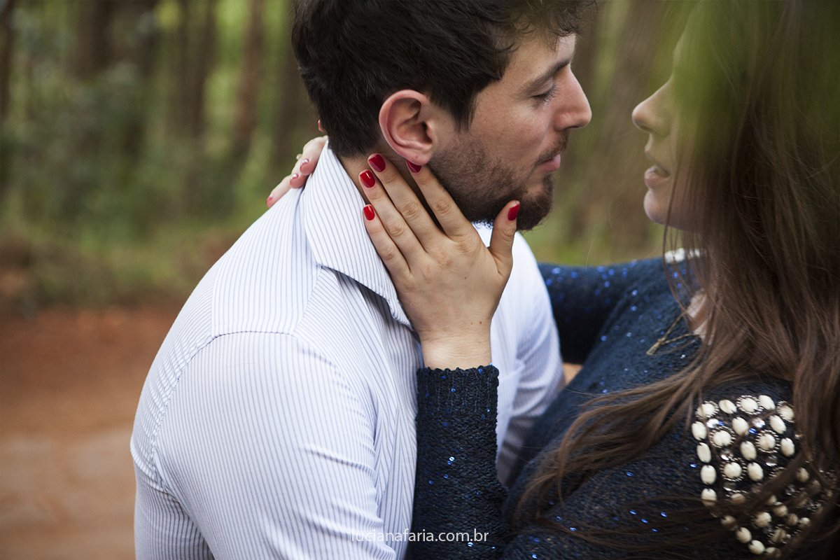 noiva de unha vermelha no ensaio pré casamento em são paulo fotografia lifestyle de luciana faria para o casal