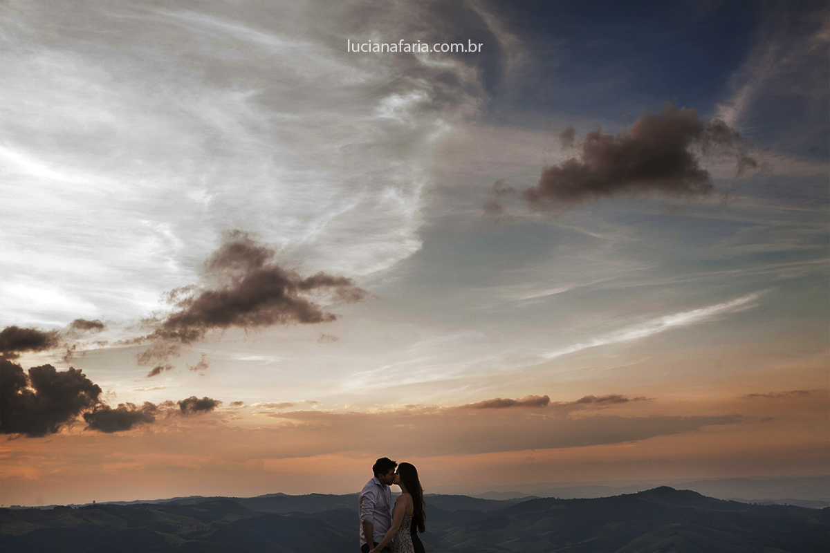 casamento de dia na montanha com lindo por do sol fotografa de casamento luciana faria minas gerais e rj
