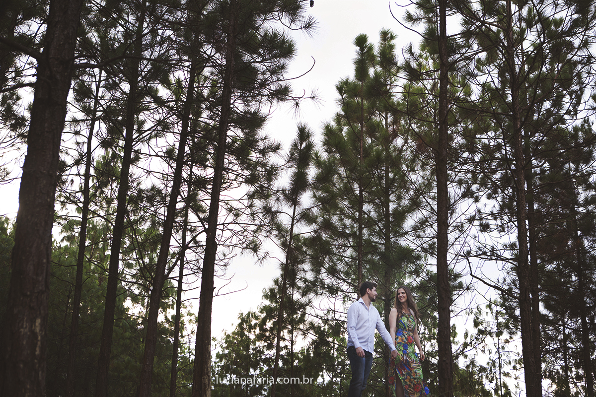 no fim da tarde o casamento esta chgando e casal caminha fotografando o dia do ensaio dos noivos