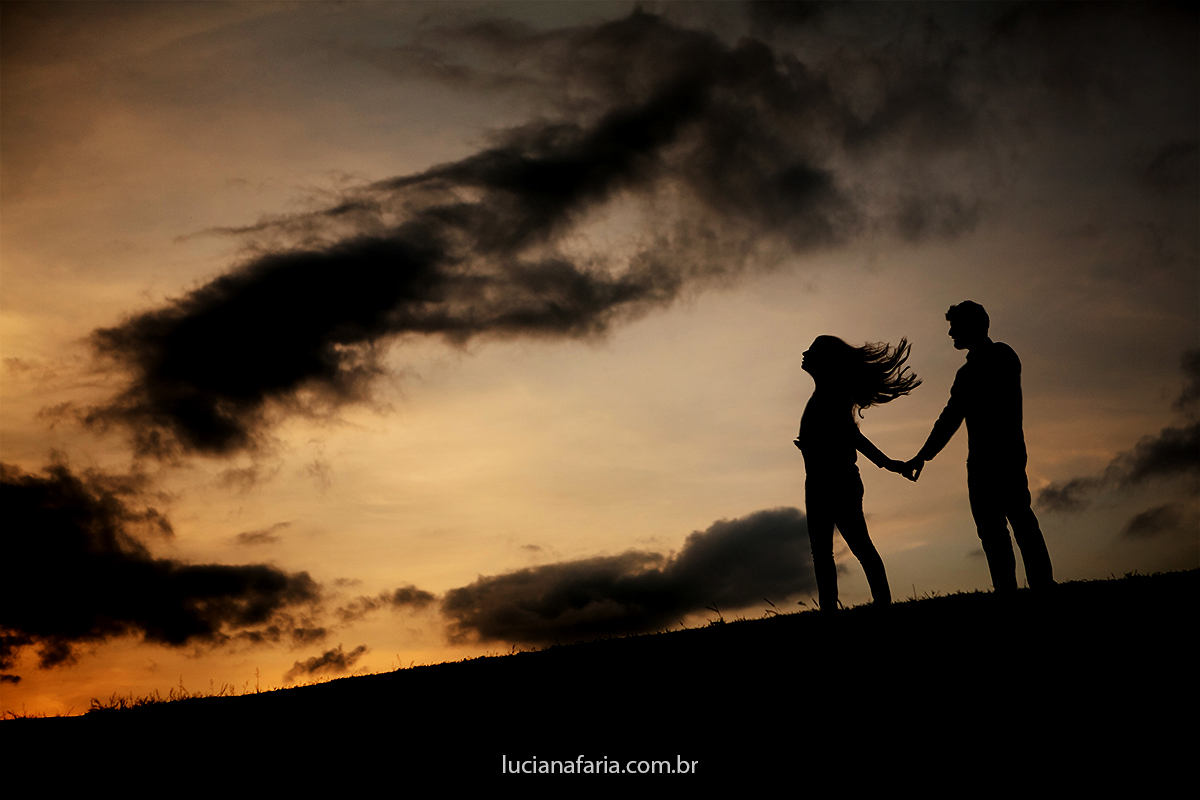 fotografia de silhueta dos noivos caminhando no fim da tarde na rampa de glide em poços de caldas no por do sol