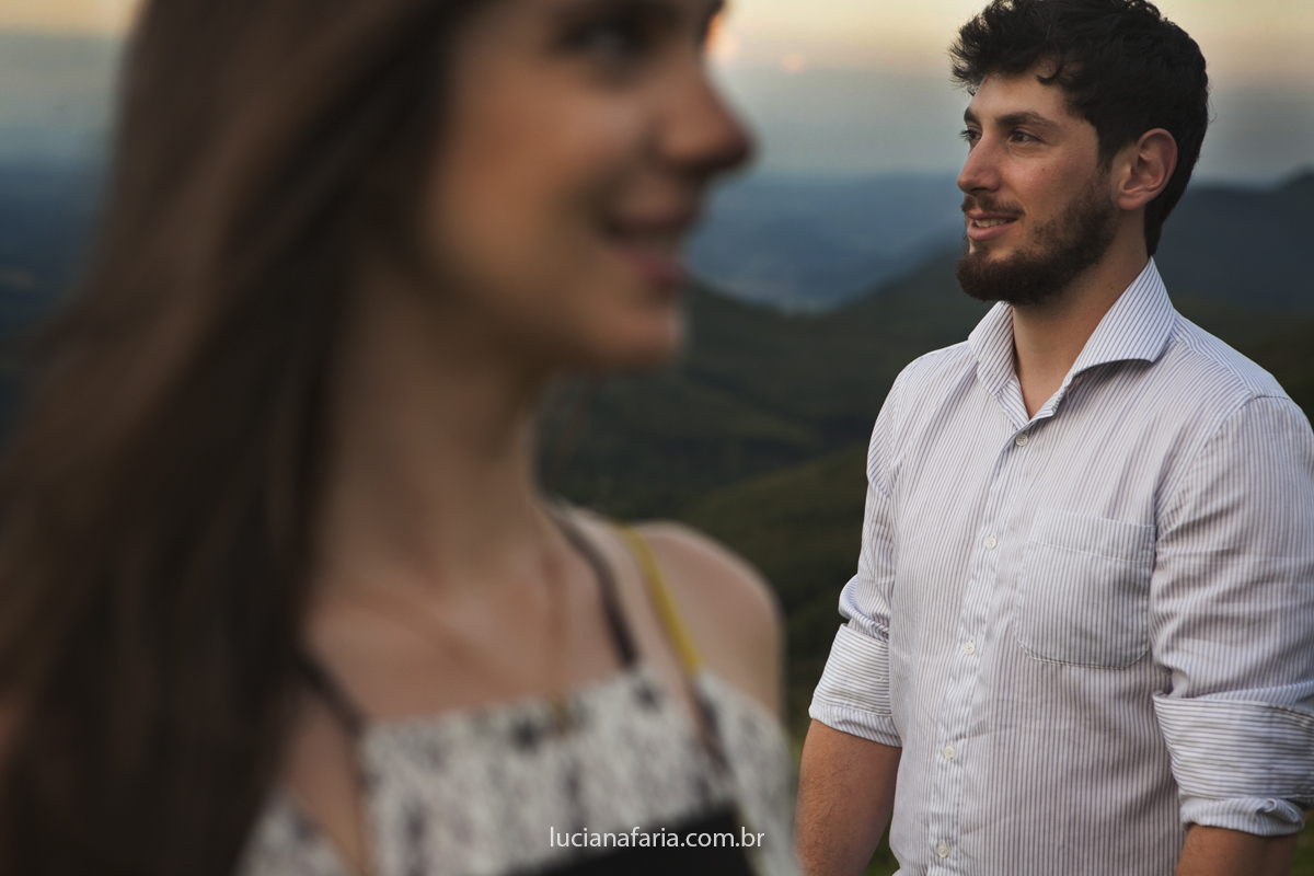 encontro dos noivos em foto da fotografa de casamento luciana faria nas montanhas