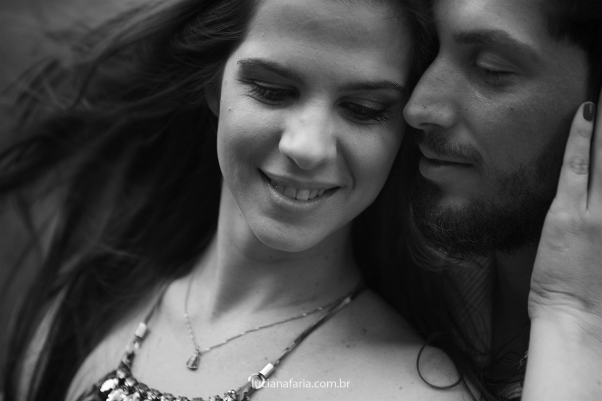 na espera do grande dia casal faz fotos com a fotografa de casamento luciana faria para lembrancinha de casamento