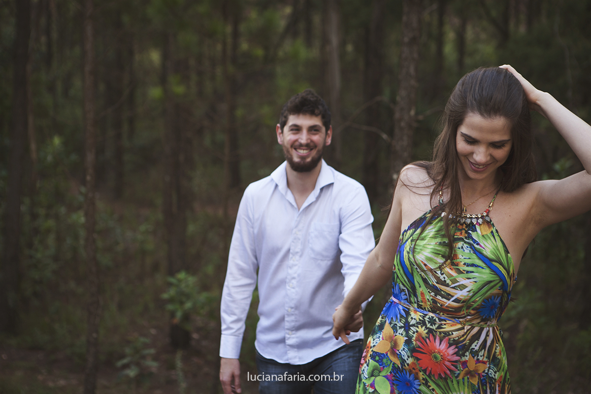 acompanhados da assessoria de casamento casal é fotografado no pré casamento pela fotografa luciana faria em são paulo