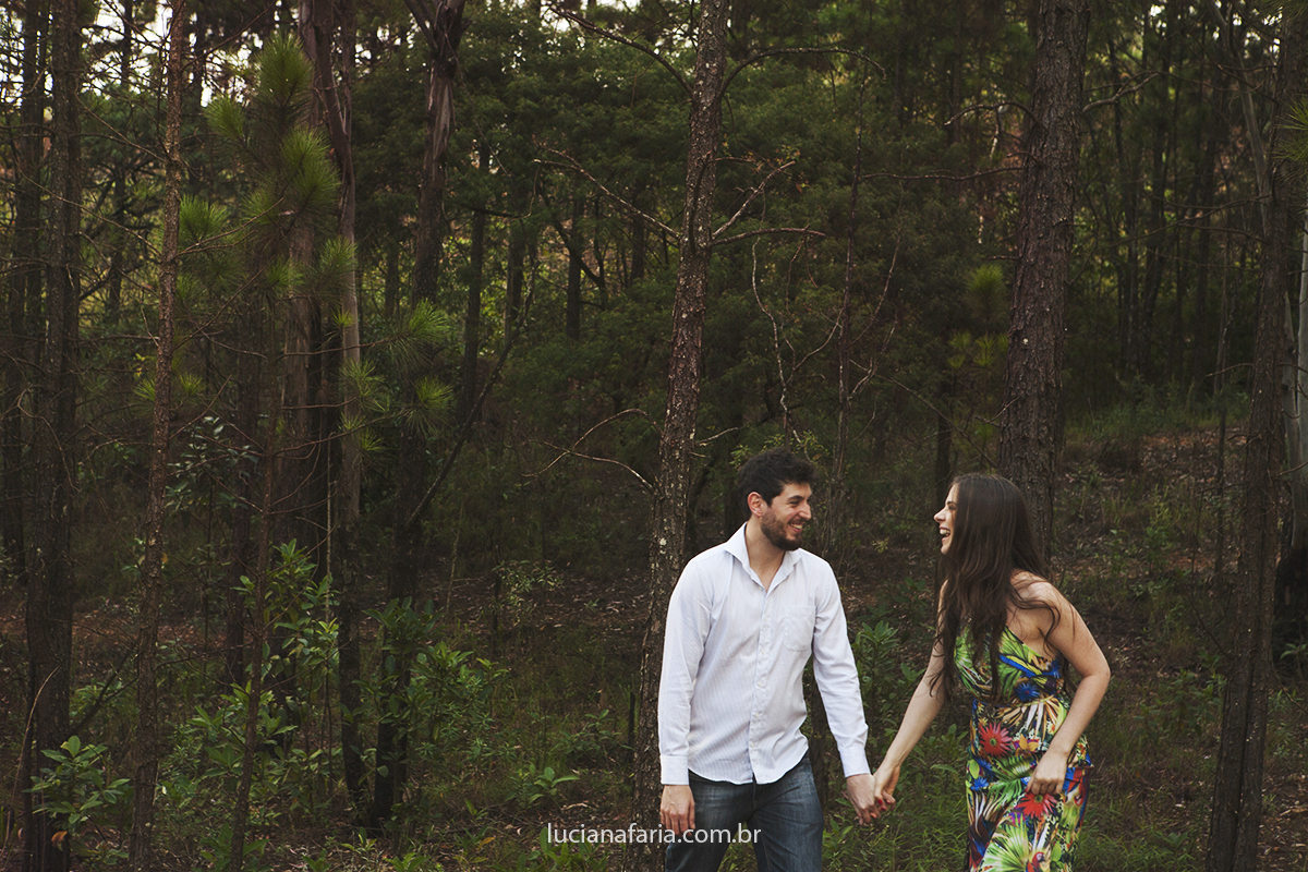 casando de dia casal de noivos escolhe fotografo de casamento para fazer pré wedding na natureza