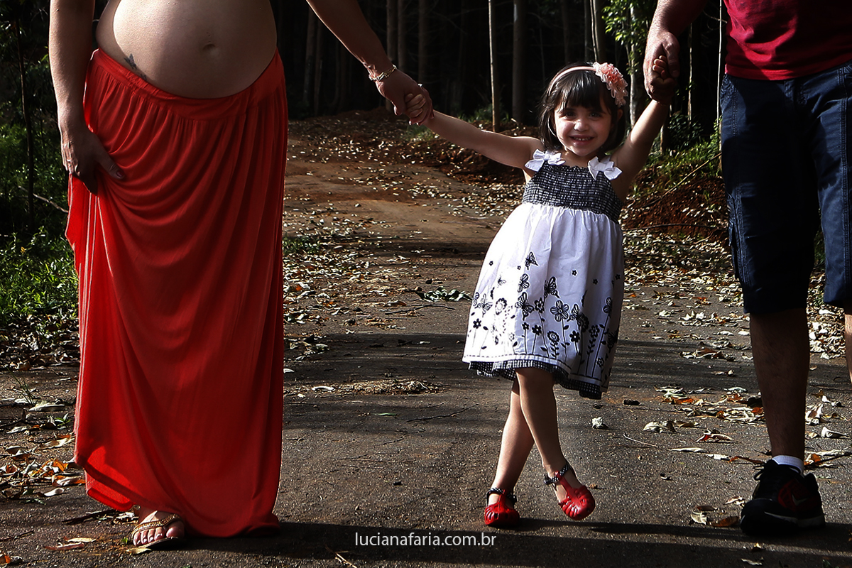 foto da barriga em book da família com a irmãzinha nos caminhos de minas fotografias por luciana faria fotógrafa de poços de caldas e juiz de fora