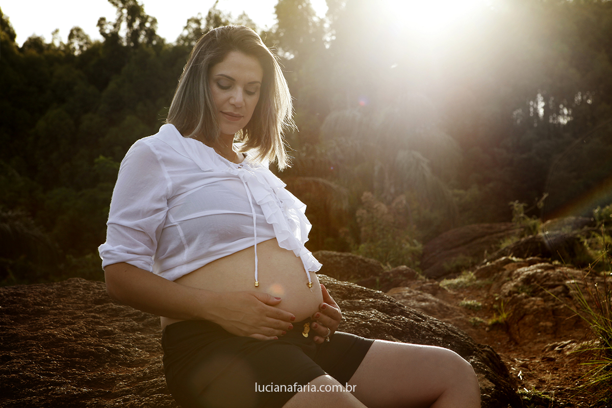 mãe gestante faz lindas fotos com reflexos do sol na tarde de domingo com a fotografa de família luciana faria
