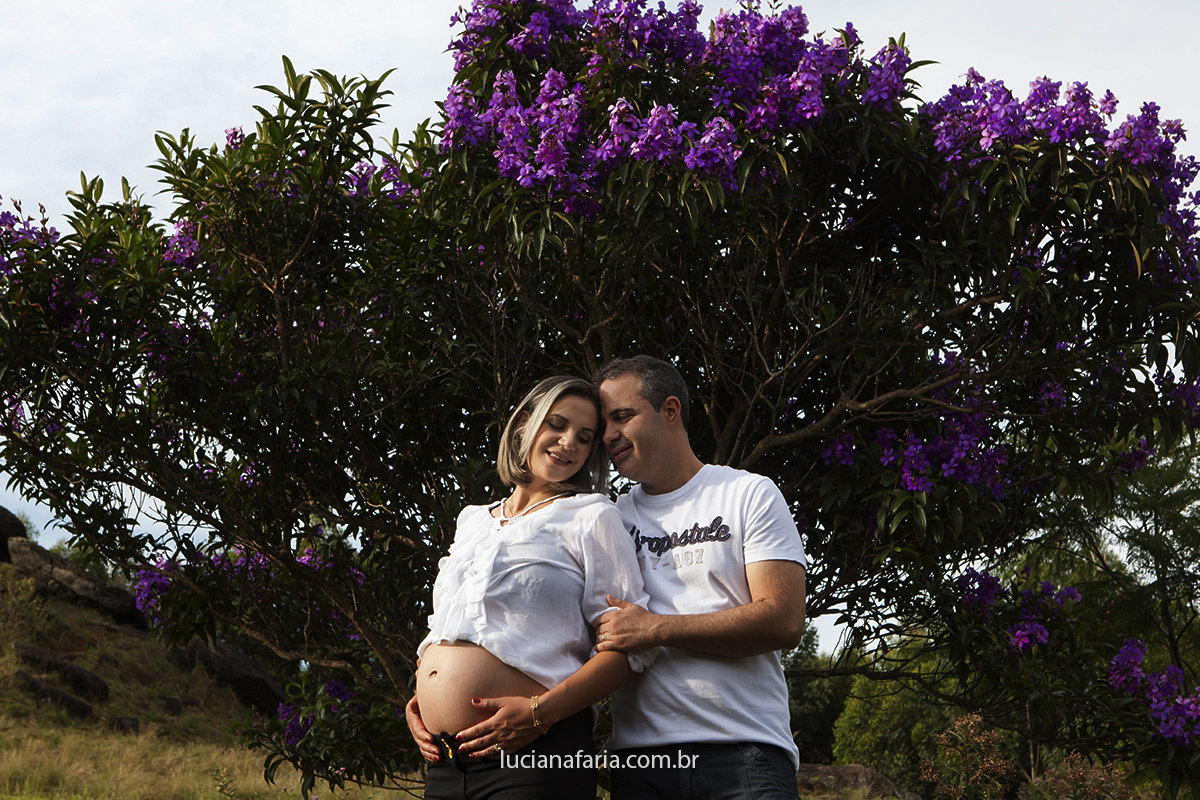 casal esperam sua segunda filha e faz ensaio com flores e natureza para recordar o momento da espera