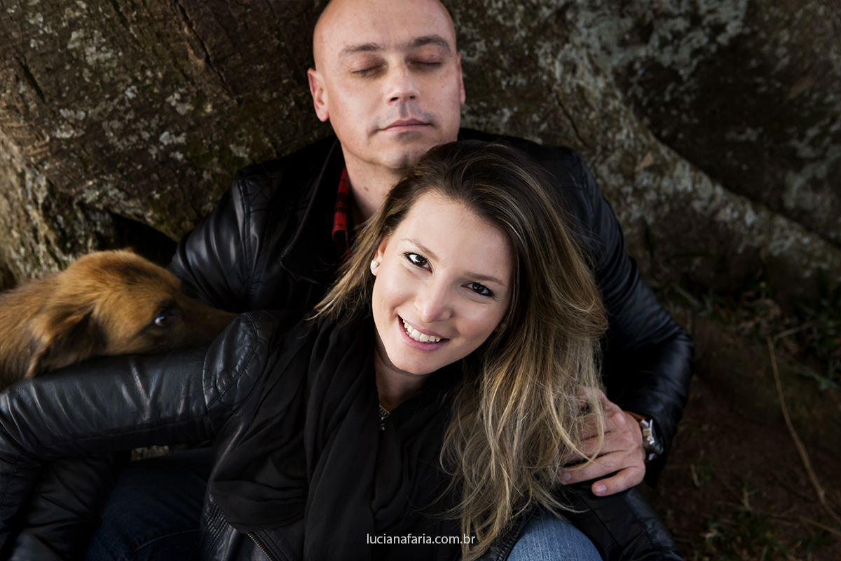 ensaio pré casamento casal fotografa para o casamento com seu cachorrinho em tarde de inverno com a fotógrafa luciana faria