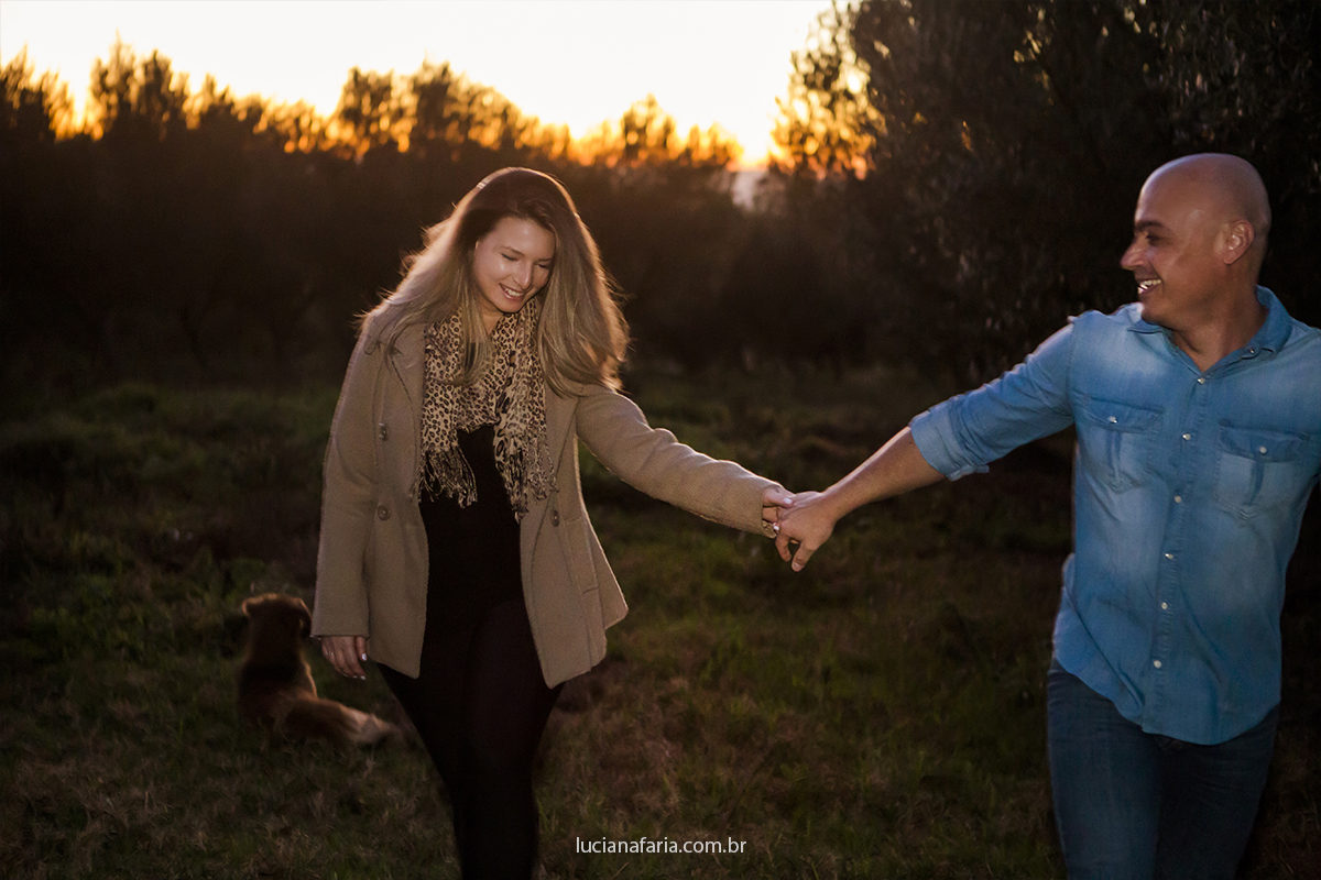 fotografias de casal caminhando em meio as oliveiras em minas gerais o casal de noivos são fotografados pela fotografa de casamento luciana faria