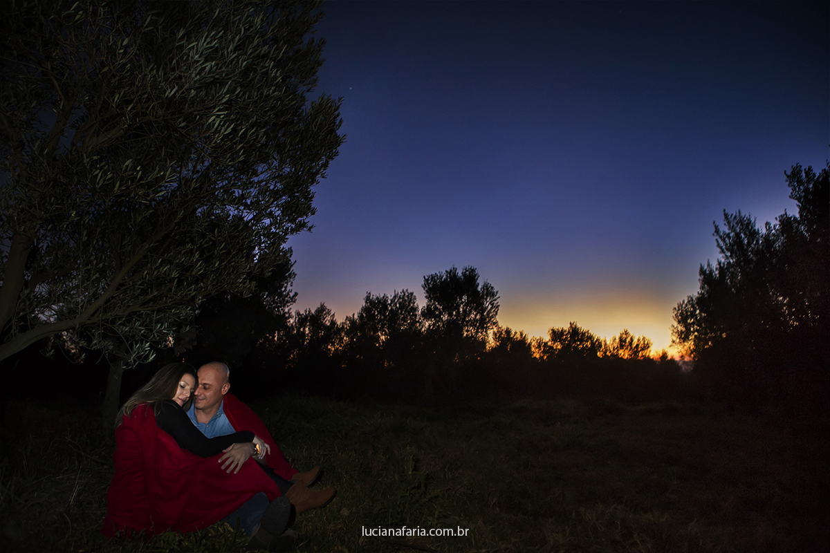 ensaio de casal fotografias externas no fim da tarde em poços de caldas fotografias por luciana faria fotógrafa de casamento em minas poços de caldas