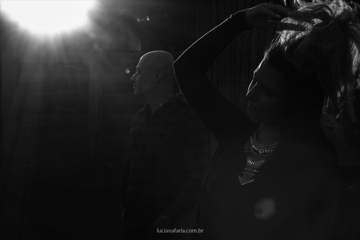 fotos do por do sol na tarde em minas gerais casal de noivos fotografam para o album do casamento com luciana faria fotógrafa de minas gerais